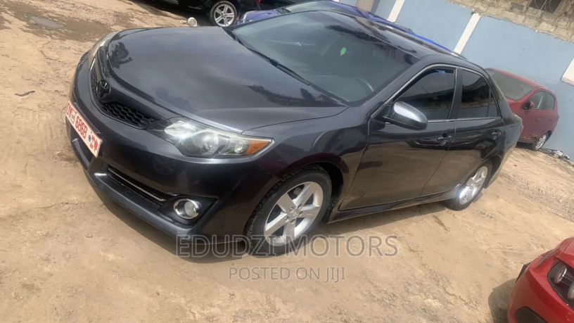 toyota-camry-2014-gray-big-0