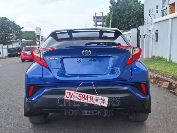 toyota-c-hr-2018-blue-big-1