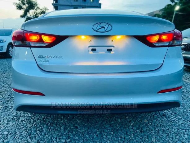 hyundai-elantra-2018-silver-big-4