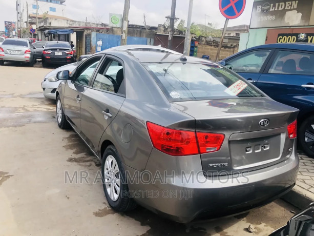 kia-forte-ex-2010-gray-big-0