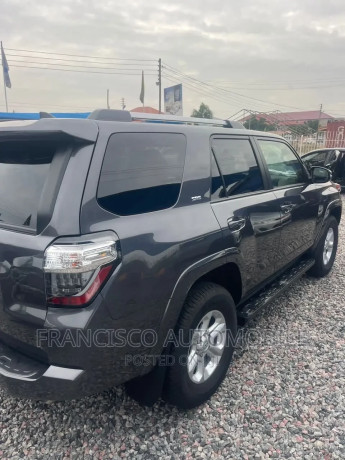 toyota-4-runner-2023-gray-big-4