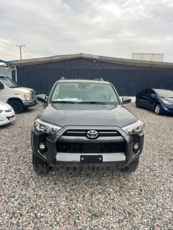 toyota-4-runner-2023-gray-big-0