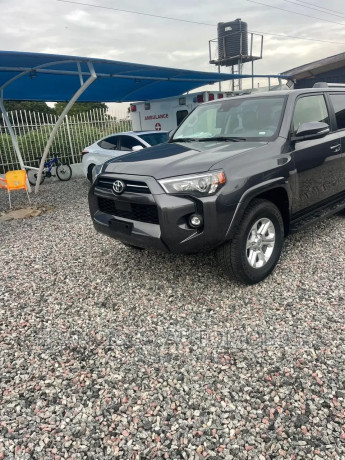 toyota-4-runner-2023-gray-big-1