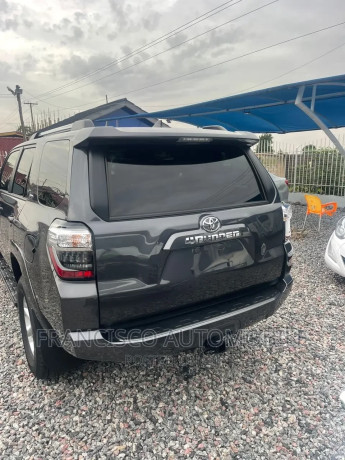 toyota-4-runner-2023-gray-big-3