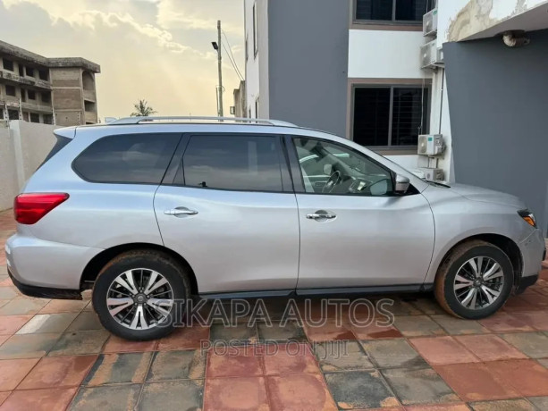 nissan-pathfinder-2021-gray-big-2