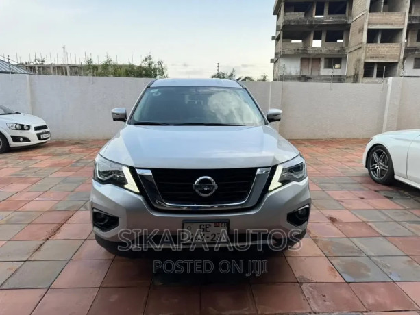 nissan-pathfinder-2021-gray-big-0