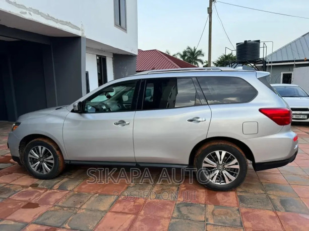 nissan-pathfinder-2021-gray-big-4