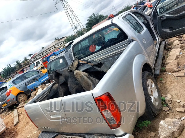 nissan-navara-2010-silver-big-3