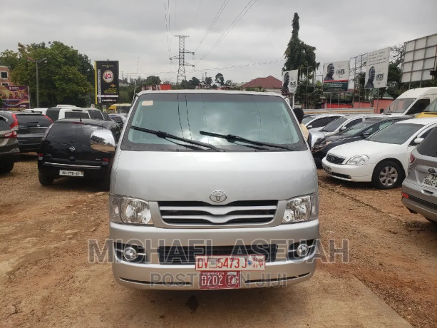 toyota-hiace-2011-silver-big-0