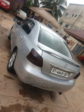 toyota-yaris-base-sedan-4dr-2010-silver-big-2