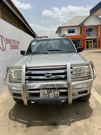 nissan-hardbody-2010-silver-big-1