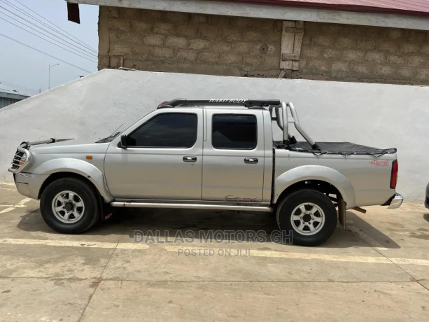 nissan-hardbody-2010-silver-big-0