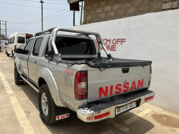 nissan-hardbody-2010-silver-big-4