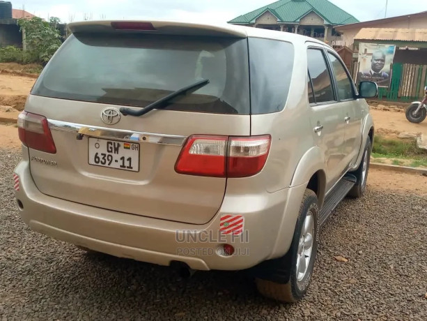 toyota-fortuner-2010-brown-big-2