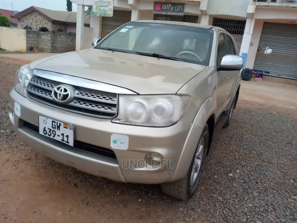 toyota-fortuner-2010-brown-big-0