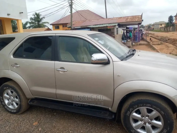 toyota-fortuner-2010-brown-big-3