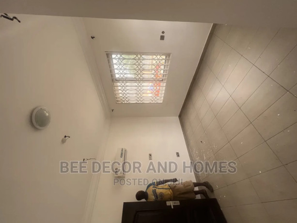 3bdrm-apartment-in-bee-decor-and-homes-old-ashomang-for-rent-big-4