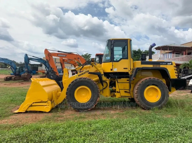 komatsu-320-wheel-loader-big-0