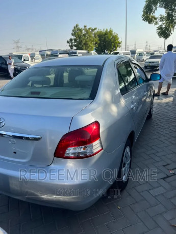 toyota-belta-2012-silver-big-4