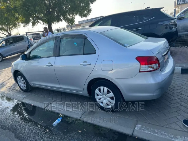 toyota-belta-2012-silver-big-3