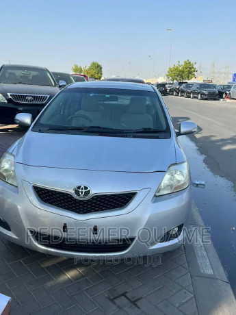 toyota-belta-2012-silver-big-0