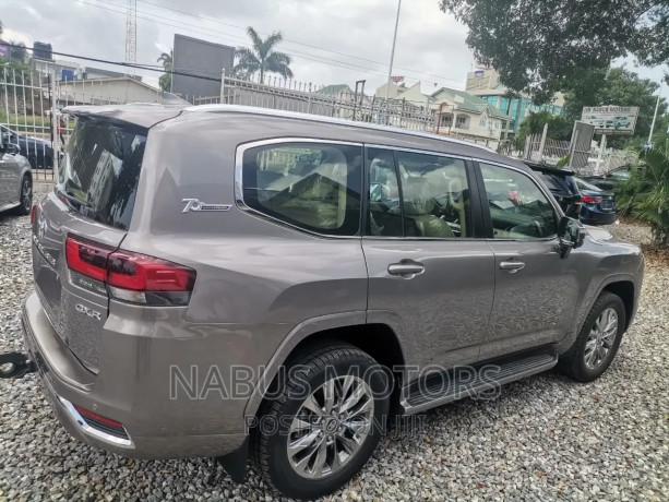 new-toyota-land-cruiser-2023-green-big-1