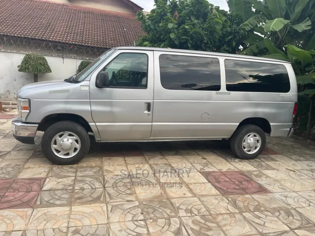 ford-econoline-2011-silver-big-4