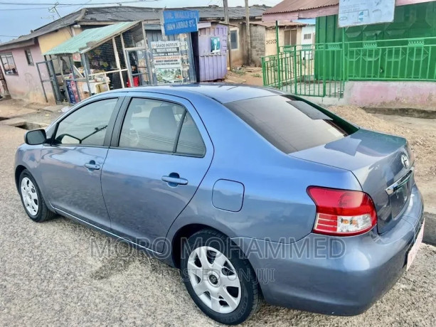 toyota-yaris-base-sedan-4dr-2011-pearl-big-4