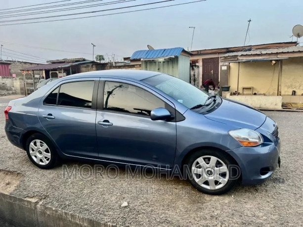 toyota-yaris-base-sedan-4dr-2011-pearl-big-3