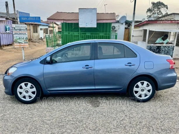 toyota-yaris-base-sedan-4dr-2011-pearl-big-1