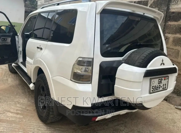 mitsubishi-pajero-2010-white-big-1