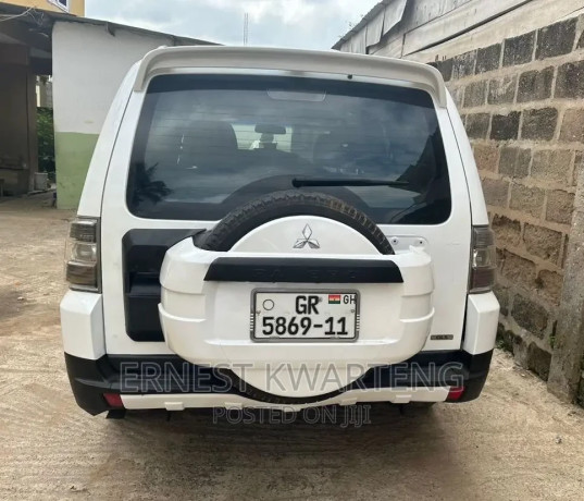 mitsubishi-pajero-2010-white-big-3