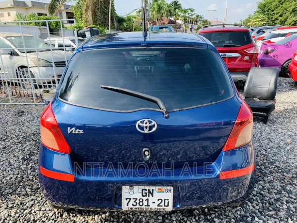 toyota-vitz-2010-blue-big-4