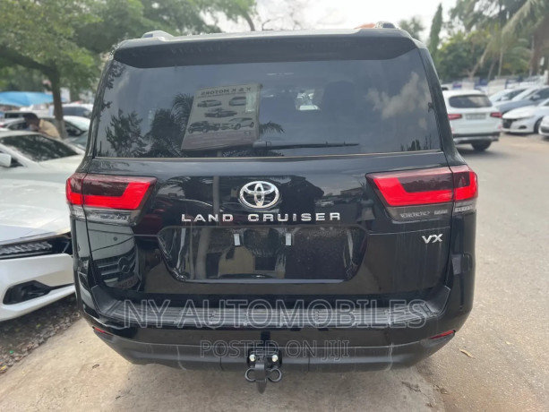 new-toyota-land-cruiser-2023-black-big-3