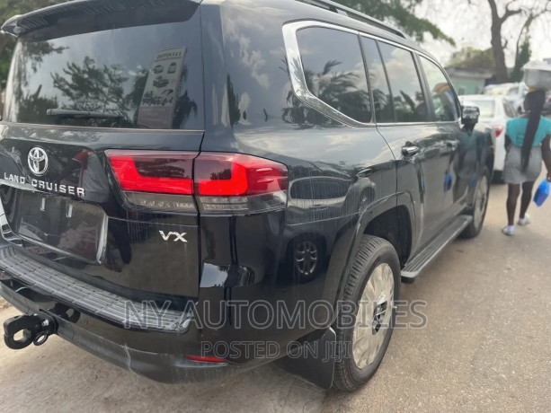 new-toyota-land-cruiser-2023-black-big-2