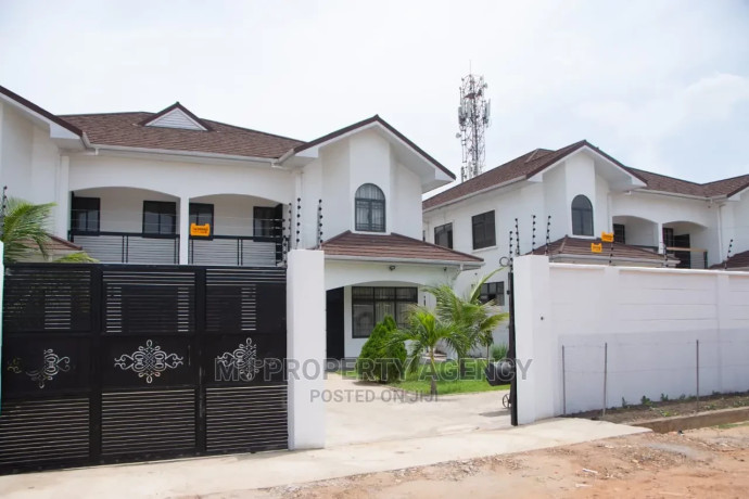 furnished-4bdrm-house-in-community-25-tema-metropolitan-for-rent-big-0