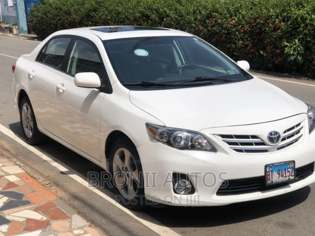 toyota-corolla-2013-white-big-0