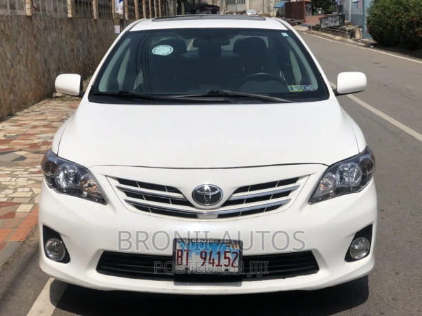 toyota-corolla-2013-white-big-3