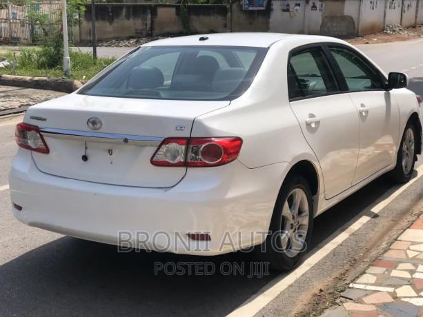 toyota-corolla-2013-white-big-2