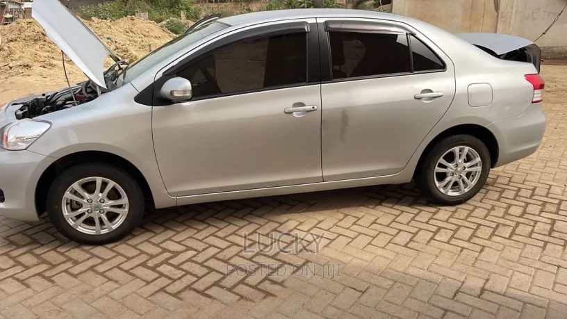 toyota-belta-2010-silver-big-2