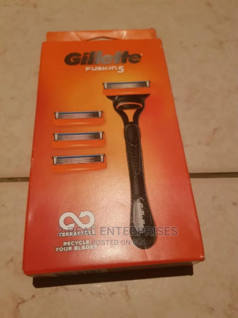 gillette-fusion-5-with-3-extra-blades-big-0