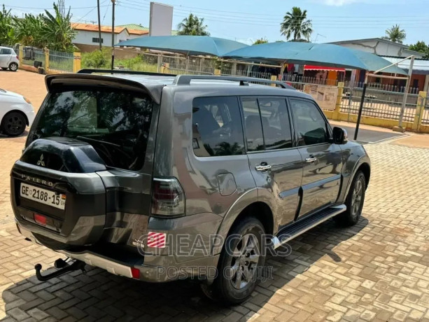 mitsubishi-pajero-2015-brown-big-1