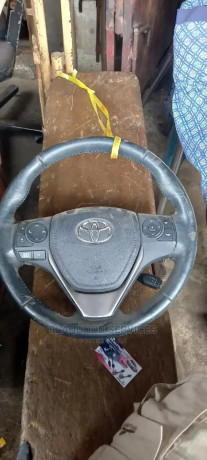 toyota-corolla-steering-wheel-airbag-available-big-0