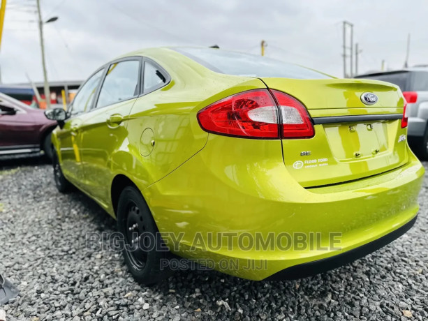 ford-fiesta-se-sedan-2013-green-big-2