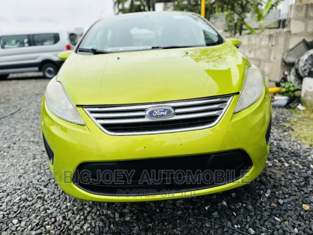 ford-fiesta-se-sedan-2013-green-big-0