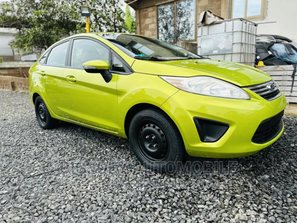 ford-fiesta-se-sedan-2013-green-big-1