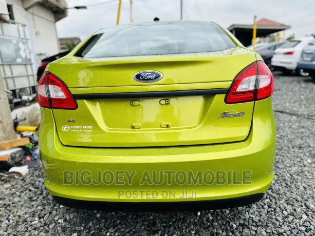 ford-fiesta-se-sedan-2013-green-big-3