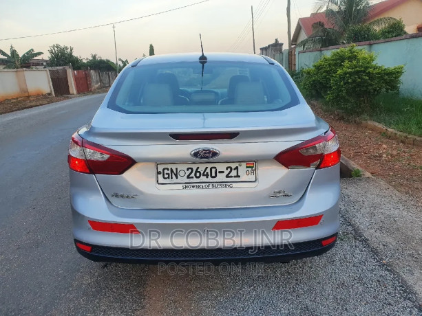 ford-focus-2012-silver-big-2