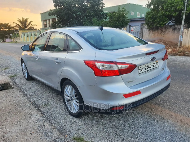 ford-focus-2012-silver-big-1