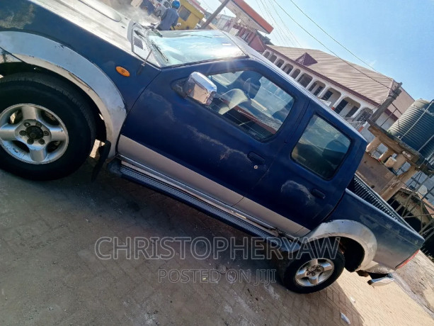 nissan-navara-2013-blue-big-2